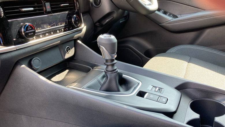 Nissan Qashqai 1.3 DiG-T MH Acenta Premium 5dr Petrol Hatchback